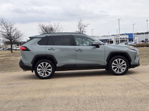 Used 2022 Toyota RAV4 XLE Premium image 7