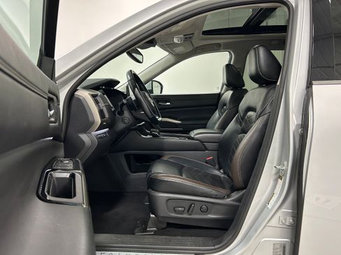 Used 2022 Nissan Pathfinder Platinum w/ Cargo Package AWD/4WD image 4