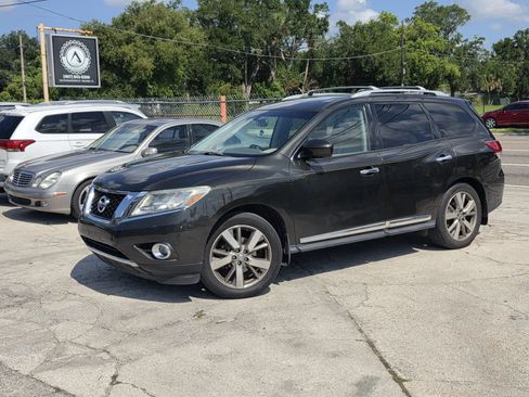 Used 2015 Nissan Pathfinder Platinum w/ Family Entertainment Package FWD image 2