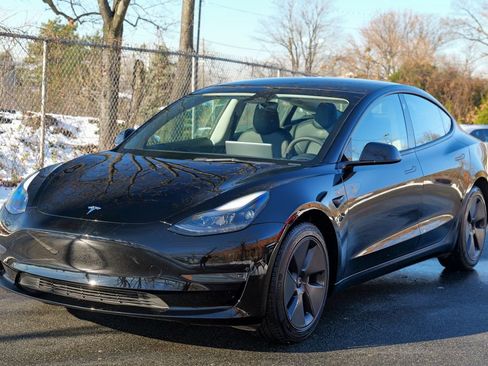 Used 2023 Tesla Model 3 Standard Range image 3
