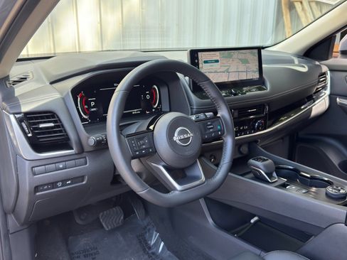 Used 2024 Nissan Rogue SL AWD/4WD image 12