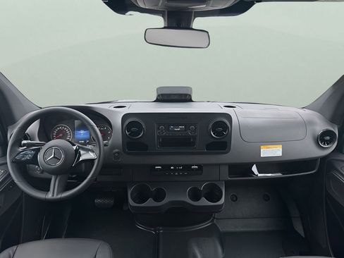 Used 2025 Mercedes-Benz Sprinter 2500 image 11