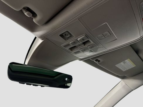 Certified 2022 Volkswagen Tiguan SE w/ Panoramic Sunroof Package image 18