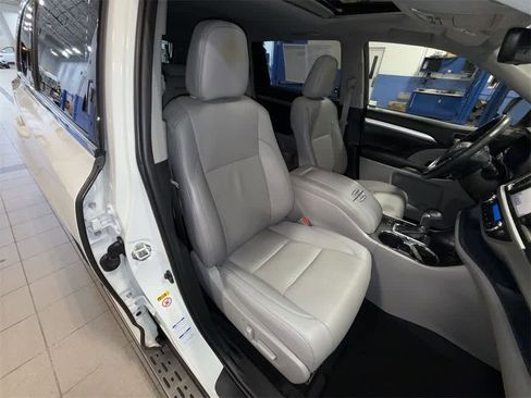 Used 2019 Toyota Highlander XLE image 16