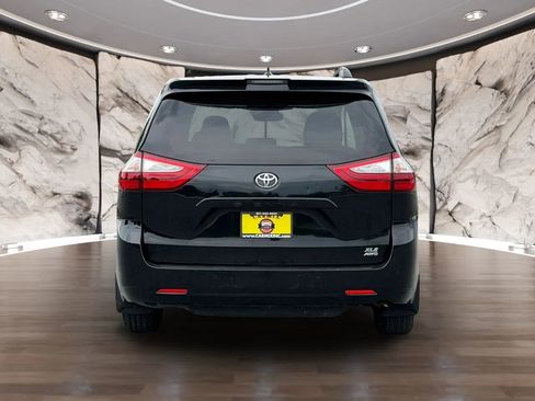 Used 2018 Toyota Sienna XLE w/ XLE Navigation Package AWD/4WD image 10