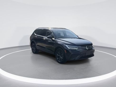 Certified 2022 Volkswagen Tiguan SE w/ Panoramic Sunroof Package image 2