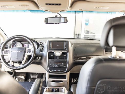 Used 2016 Chrysler Town & Country Touring w/ Driver Convenience Group image 33