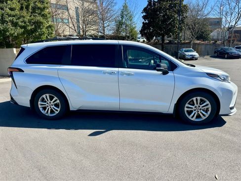 Used 2023 Toyota Sienna XSE image 4