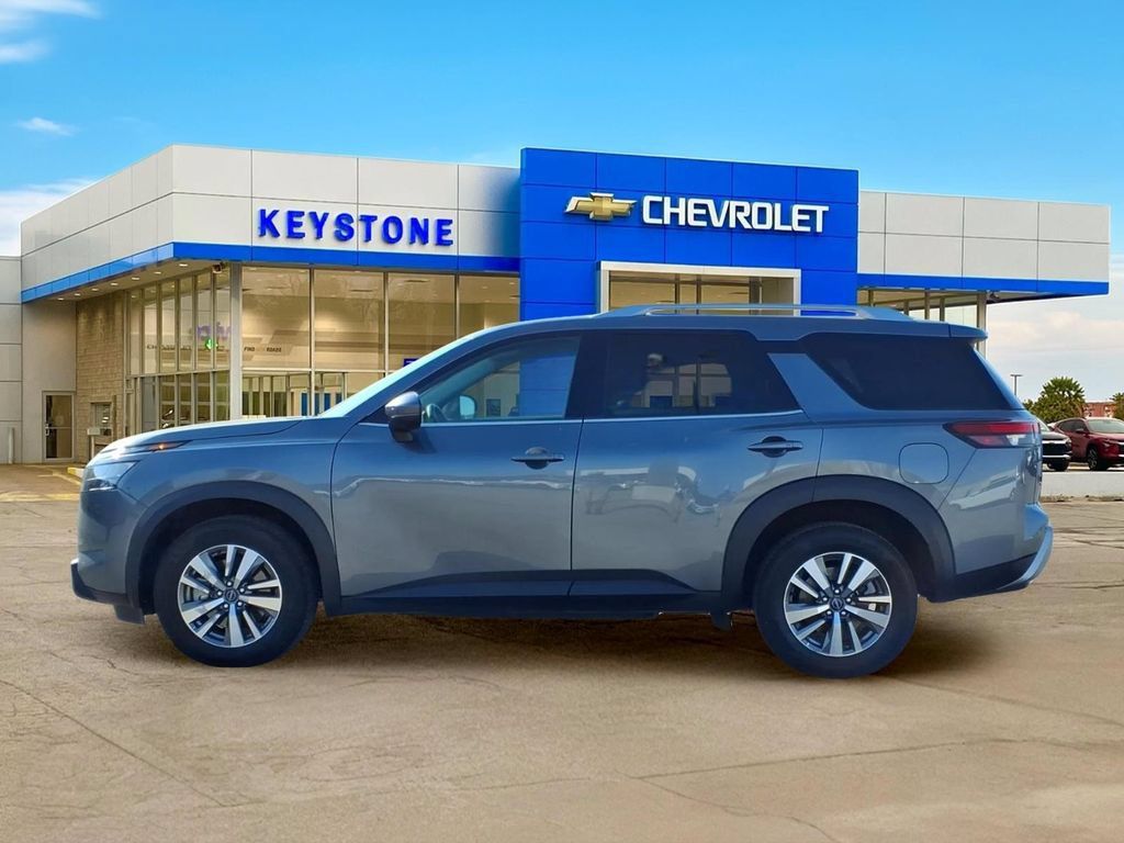 Used 2025 Nissan Pathfinder SL FWD image 4