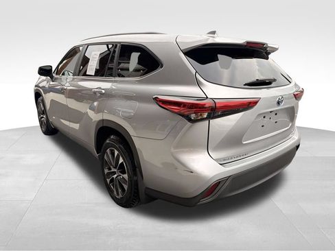 Used 2023 Toyota Highlander XLE AWD/4WD image 5