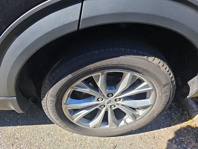 Used 2023 Ford Explorer XLT w/ Equipment Group 202A AWD/4WD image 17