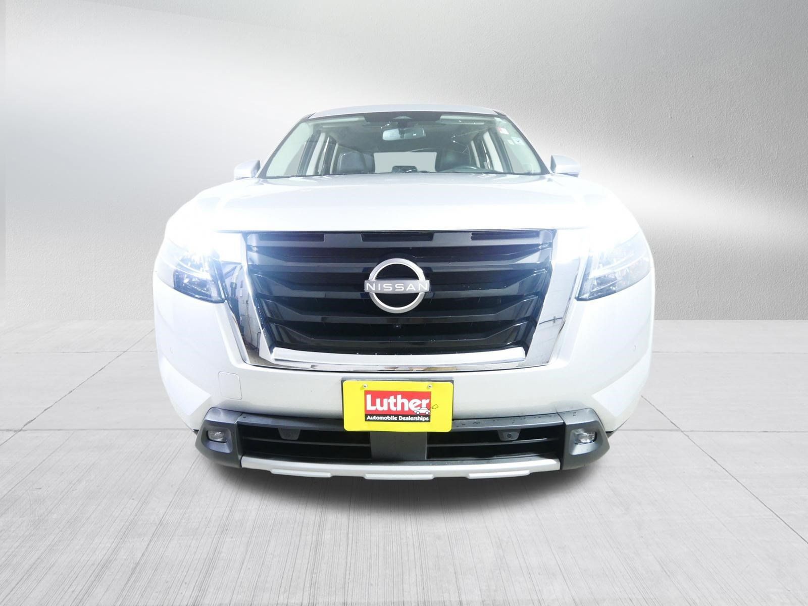 Used 2022 Nissan Pathfinder Platinum w/ Cargo Package AWD/4WD image 2