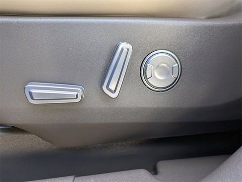 Certified 2025 Lincoln Nautilus Premier image 21