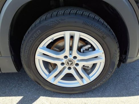 Used 2023 Mercedes-Benz GLB 250 4MATIC w/ Premium Package image 9