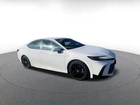 Used 2025 Toyota Camry SE image 2