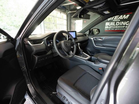 Used 2024 Toyota RAV4 SE w/ Convenience Package AWD/4WD image 8