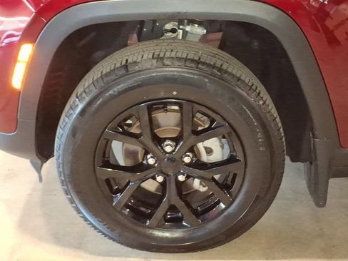 Used 2024 Jeep Grand Cherokee Altitude AWD/4WD image 10
