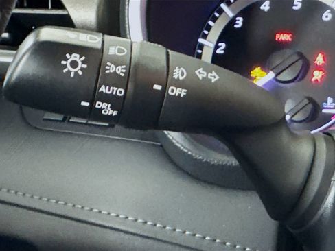 Used 2023 Toyota Highlander XLE FWD image 13