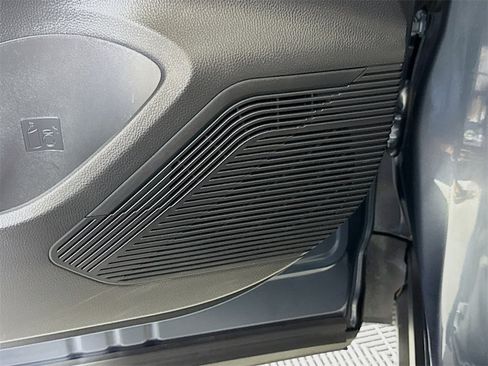 Used 2022 Toyota Venza LE image 18