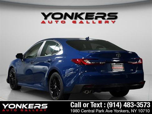 Used 2025 Toyota Camry SE image 5