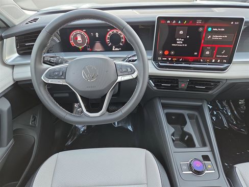 New 2025 Volkswagen Tiguan SE image 12