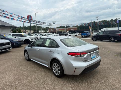 Used 2025 Toyota Corolla LE FWD image 4