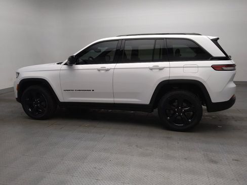 Used 2023 Jeep Grand Cherokee Altitude AWD/4WD image 3
