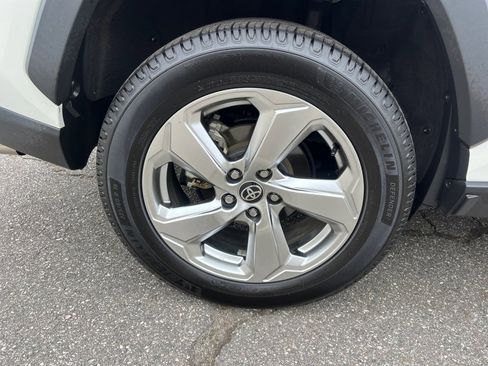 Used 2021 Toyota RAV4 XLE Premium image 25