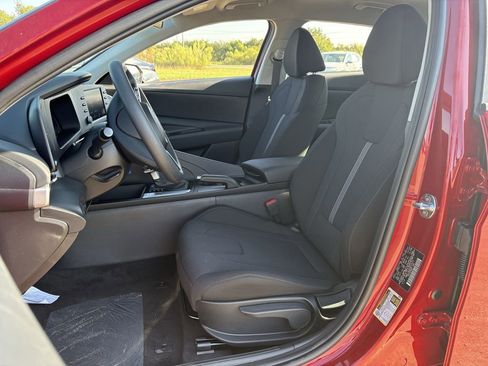 New 2025 Hyundai Elantra SE image 21