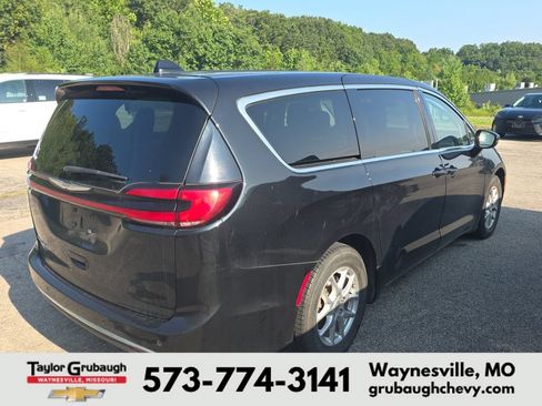 Used 2023 Chrysler Pacifica Touring-L FWD image 6