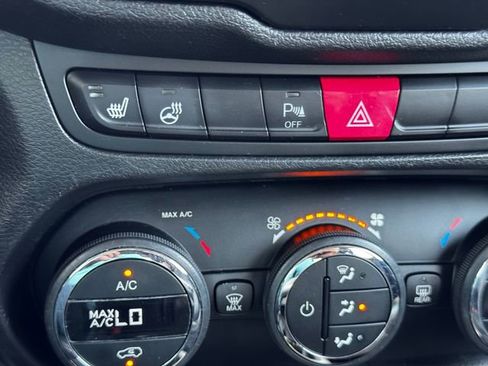 Used 2015 Jeep Renegade Limited w/ Advanced Technology Group AWD/4WD image 33