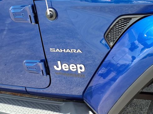 Used 2018 Jeep Wrangler Unlimited Sahara w/ Dual Top Group image 11