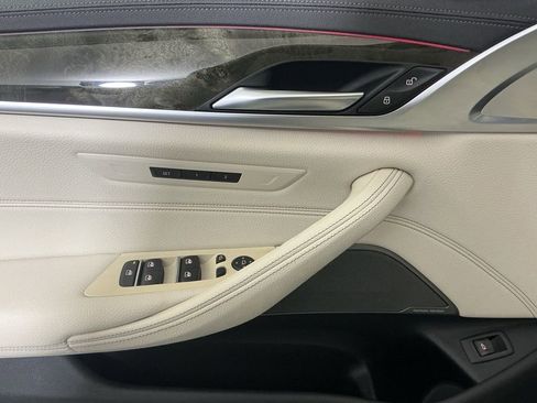 Used 2021 BMW M550i xDrive M550i xDrive w/ Dynamic Handling Package image 19