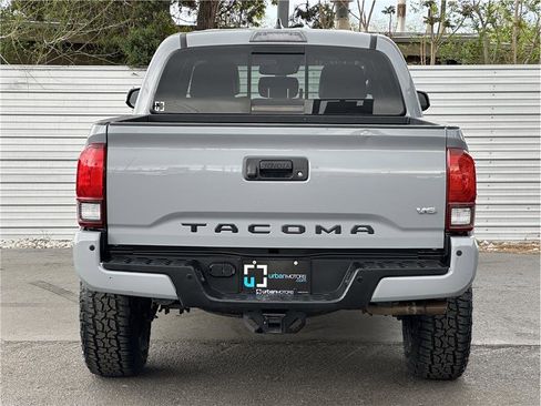 Used 2019 Toyota Tacoma TRD Sport image 11