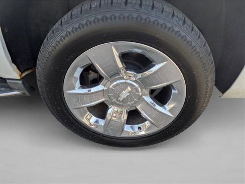 Used 2015 Chevrolet Suburban LTZ image 9