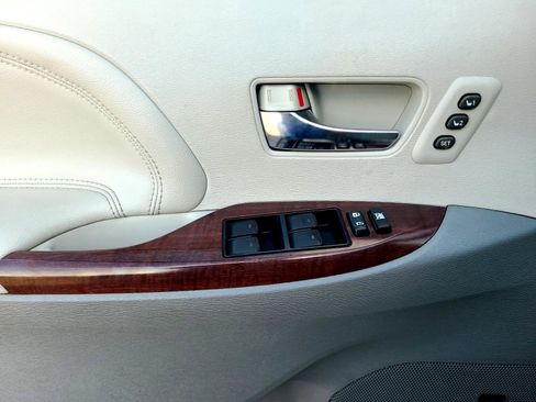 Used 2013 Toyota Sienna XLE image 10