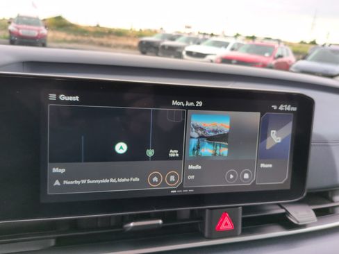 Used 2025 Kia Carnival EX FWD image 22