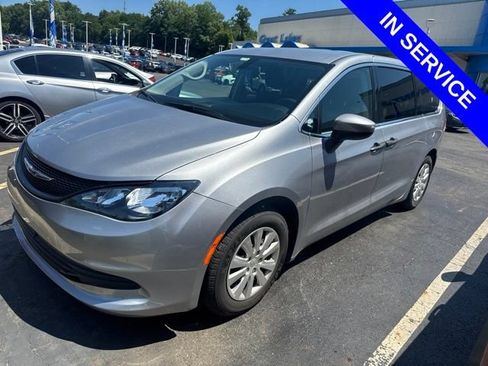 Used 2020 Chrysler Voyager L FWD image 3