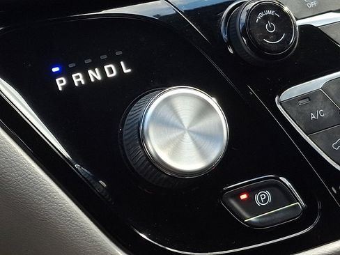 Used 2020 Chrysler Voyager L image 14