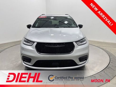 Used 2026 Chrysler Pacifica Limited w/ S Appearance Package AWD/4WD image 2