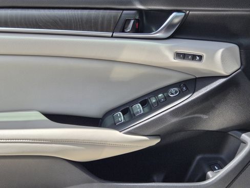 Used 2018 Honda Accord Touring image 21