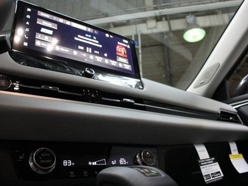 New 2025 Mitsubishi Outlander SE image 12