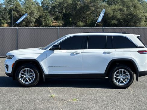 Used 2024 Jeep Grand Cherokee Laredo X AWD/4WD image 7