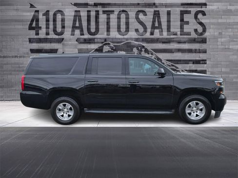Used 2019 Chevrolet Suburban LT image 2