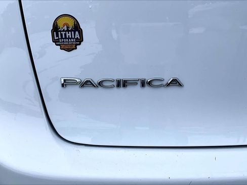 Used 2024 Chrysler Pacifica Touring-L image 7