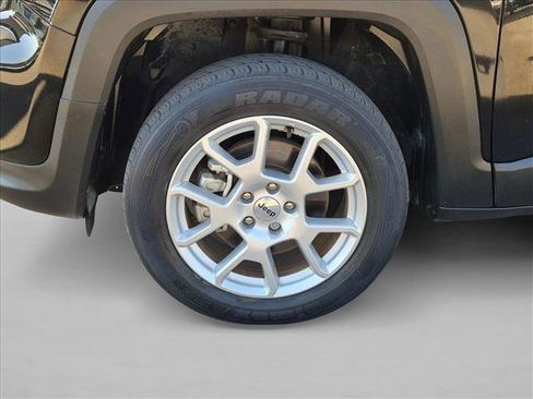 Used 2022 Jeep Renegade Latitude AWD/4WD image 9