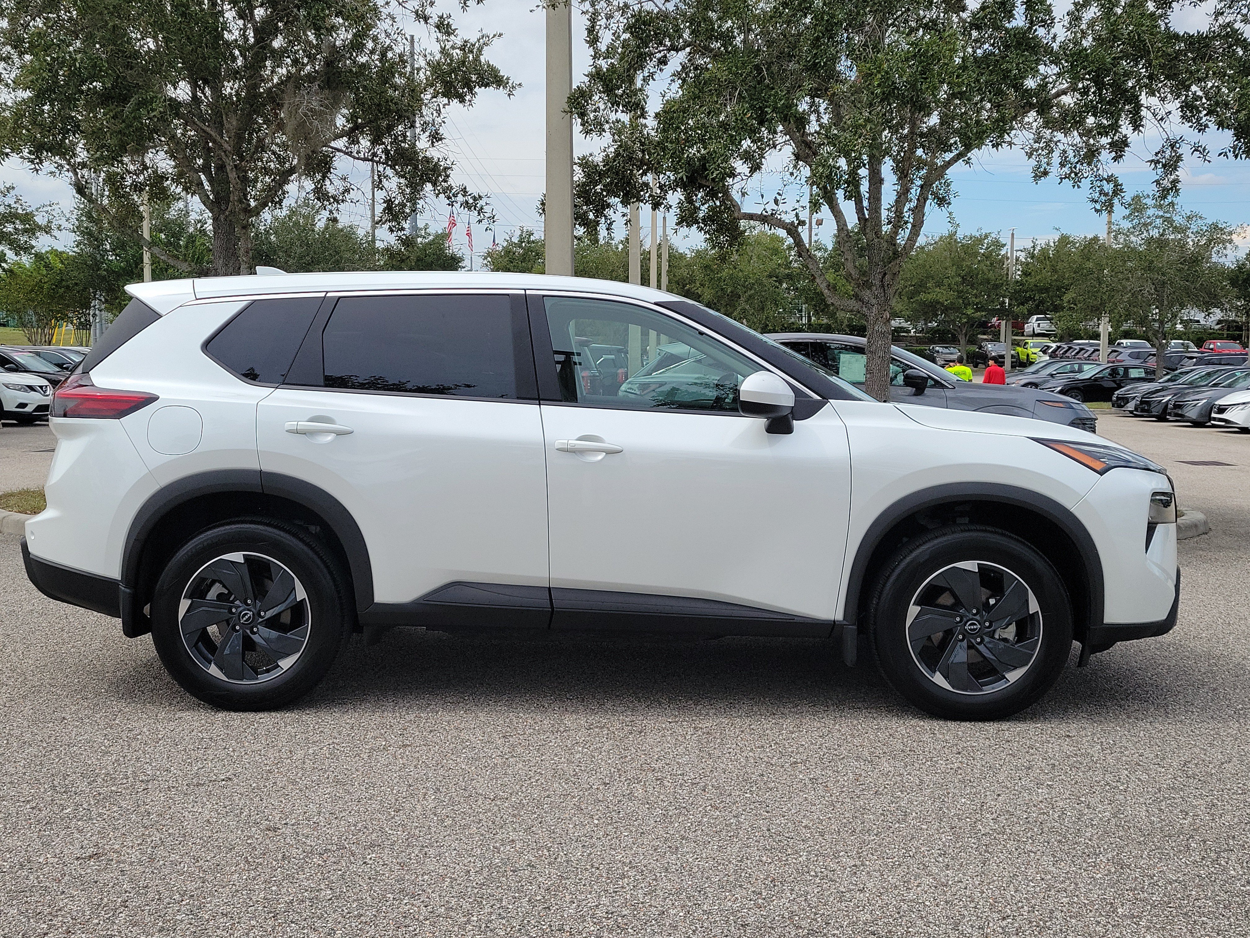 Certified 2025 Nissan Rogue SV AWD/4WD image 4