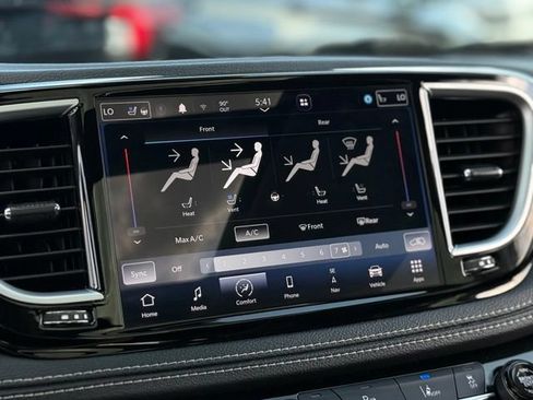 Used 2023 Chrysler Pacifica Limited FWD image 28