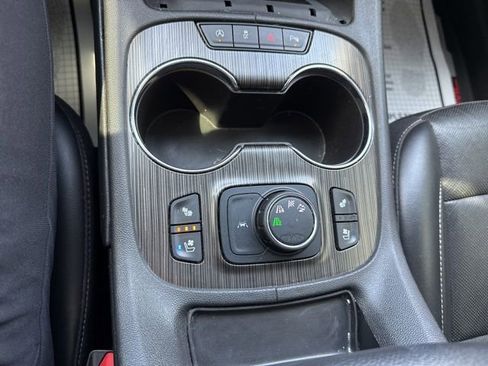 Used 2022 GMC Acadia SLT w/ Elevation Edition image 29