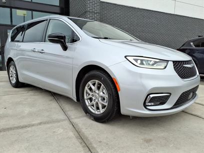 Used 2024 Chrysler Pacifica Touring-L